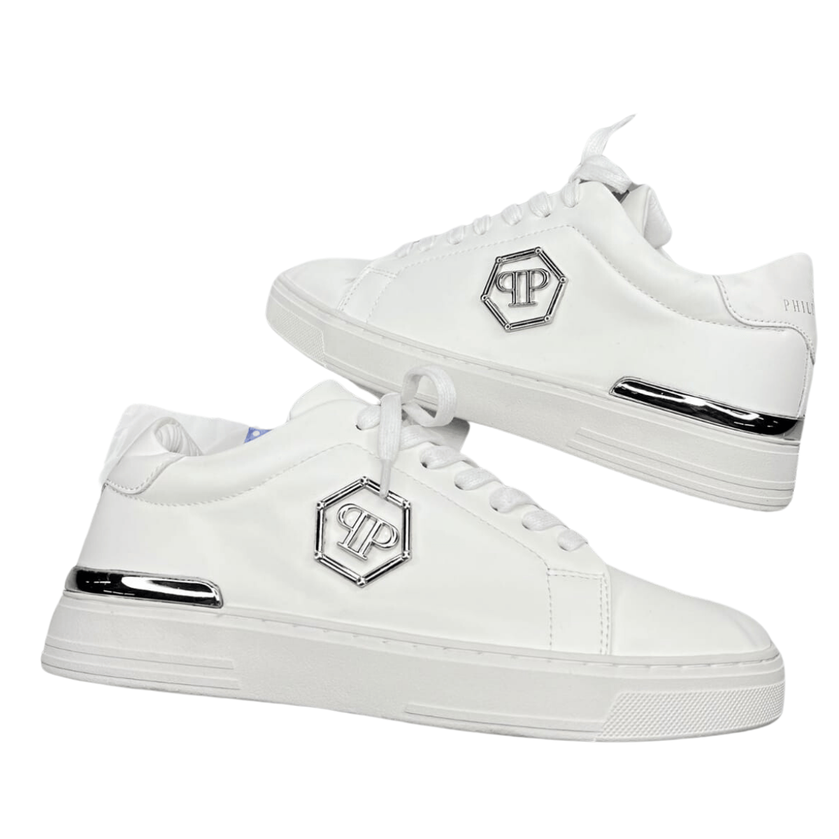 Comprar Philipp Plein Zapatos Hombre: Estilo, Calidad y Exclusividad. Si buscas destacar con estilo y elegancia, comprar Philipp Plein zapatos hombre es la mejor decisión que puedes tomar. Esta marca de lujo combina materiales de alta calidad con diseños únicos y atrevidos, perfectos para hombres que desean marcar tendencia en cada paso. En este artículo, te guiamos sobre cómo elegir el par perfecto, dónde encontrarlos y por qué Onlineshoppingcenterg es tu mejor opción.  ¿Qué hace especiales a los zapatos Philipp Plein para hombre? Los zapatos Philipp Plein destacan por su diseño audaz y lujoso. La marca se caracteriza por incluir detalles únicos como calaveras metálicas, texturas de piel y colores llamativos. Además, ofrecen una gran variedad de estilos:  Zapatillas Philipp Plein hombre: Perfectas para un look casual pero sofisticado.  Botines Philipp Plein hombre: Ideales para temporadas frías o eventos especiales.  Tenis Philipp Plein de bota: Combinan comodidad y diseño moderno.  Zapatos Philipp Plein calavera: Un símbolo icónico de la marca, que aporta un toque rebelde y exclusivo.  Cada modelo está fabricado con materiales premium, como cuero genuino y suelas resistentes, garantizando durabilidad y comodidad.  Gama de colores y diseños Entre los modelos más populares, encontramos:  Philipp Plein zapatos rojo: Perfectos para destacar en cualquier ocasión.  Philipp Plein zapatos negro: Clásicos y versátiles.  Tenis Philipp Plein hombre blancos: Ideales para un estilo limpio y moderno.  Philipp Plein zapatillas negras: Diseños discretos con un toque elegante.  Estos colores permiten combinar los zapatos con cualquier atuendo, desde jeans hasta trajes formales.  ¿Cómo elegir el par perfecto? A la hora de comprar Philipp Plein zapatos hombre, ten en cuenta estos consejos:  Define tu estilo: Si buscas algo casual, opta por zapatillas Philipp Plein; si prefieres algo más formal, elige botines o zapatos de cuero.  Revisa el tamaño: La comodidad es clave, así que asegúrate de elegir la talla correcta.  Colores y detalles: Considera colores como el rojo o el blanco si quieres algo más llamativo; el negro es una opción más clásica.  Beneficios de comprar en Onlineshoppingcenterg En Onlineshoppingcenterg, nos especializamos en ofrecer productos de lujo, incluyendo la línea exclusiva de Philipp Plein zapatos hombre. Comprar en nuestra tienda te garantiza:  Autenticidad: Todos nuestros productos son de alta calidad.  Variedad: Contamos con modelos como Philipp Plein zapatillas blancas, zapatos Philipp Plein para hombre, y más.  Precios competitivos: Consulta los mejores precios de zapatos Philipp Plein Colombia precio y accede a promociones exclusivas.  Envío rápido: Recibe tus zapatos en tiempo récord.  Preguntas frecuentes sobre Philipp Plein zapatos hombre ¿Cuál es el precio promedio de las zapatillas Philipp Plein? El precio varía según el modelo y los detalles. En nuestra tienda, puedes encontrar opciones competitivas para zapatillas Philipp Plein hombre precio y zapatos Philipp Plein precio Colombia.  ¿Existen modelos específicos para ocasiones formales? Sí, los zapatos Philipp Plein hombre blancos o los Philipp Plein zapatos negros son perfectos para eventos formales, gracias a su diseño elegante y sofisticado.  ¿Onlineshoppingcenterg realiza envíos internacionales? Por supuesto. Ofrecemos envíos a diferentes países, asegurándonos de que tus Philipp Plein zapatos hombre lleguen rápidamente y en perfecto estado.    Comprar Philipp Plein zapatos hombre es una inversión en estilo, calidad y exclusividad. No importa si buscas algo casual, como las zapatillas Philipp Plein hombre, o algo más formal, como los Philipp Plein zapatos negro, en Onlineshoppingcenterg encuentras todo lo que necesitas. Explora nuestra tienda y eleva tu estilo con los mejores zapatos Philipp Plein.